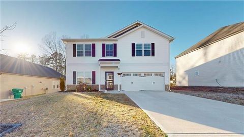 Townhouse For Sale - 3723 Boxwood Court<br/> Thomasville, NC 27360