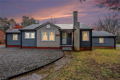 Homes For Sale - 2920 Innes Street<br/> Salisbury, NC 28144