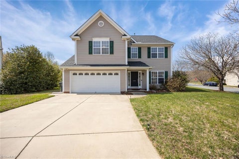 Homes For Sale - 4002 Pepperbush Drive<br/> Greensboro, NC 27405