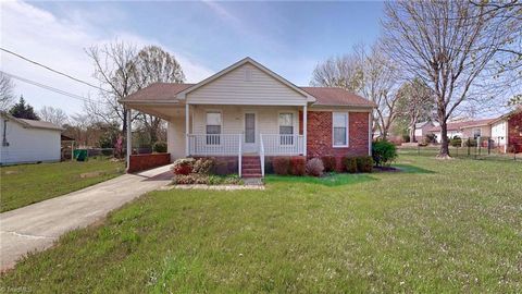 Homes For Sale - 7307 Lansdowne Place<br/> Randolph County, Thomasville, NC 27360