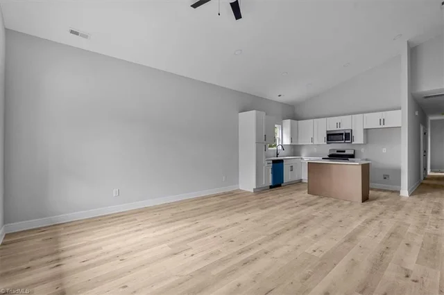 710 Dick Street, photo 3 of 31