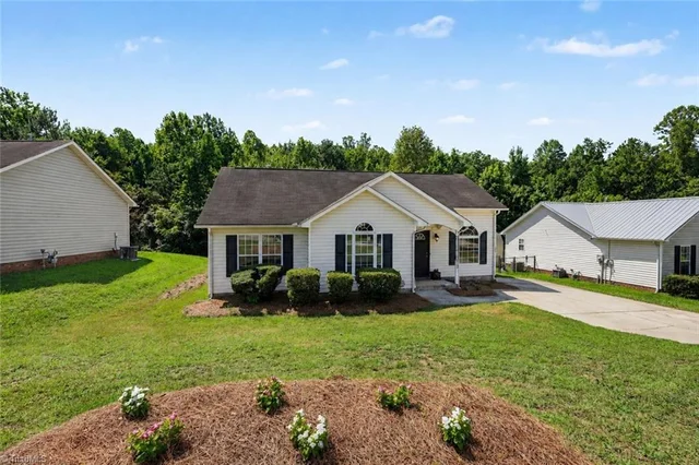 933 Londonderry Drive, photo 2 of 31