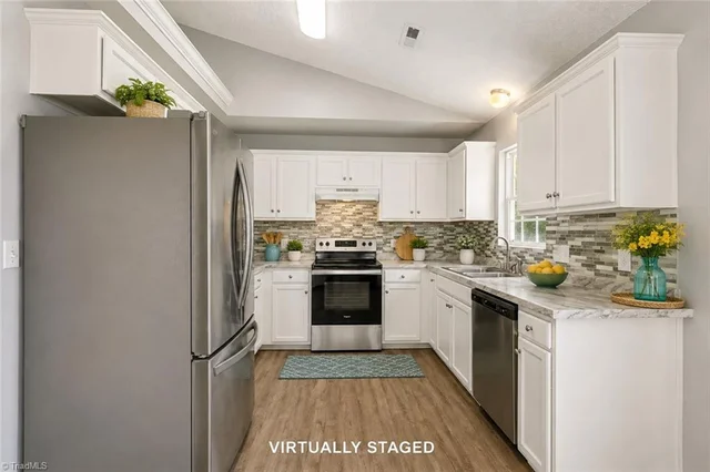 933 Londonderry Drive, photo 5 of 31
