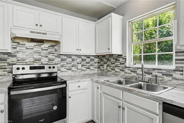 933 Londonderry Drive, photo 3 of 31