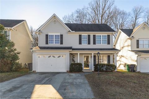 Homes For Sale - 1513 Birkdale Court<br/> High Point, NC 27265