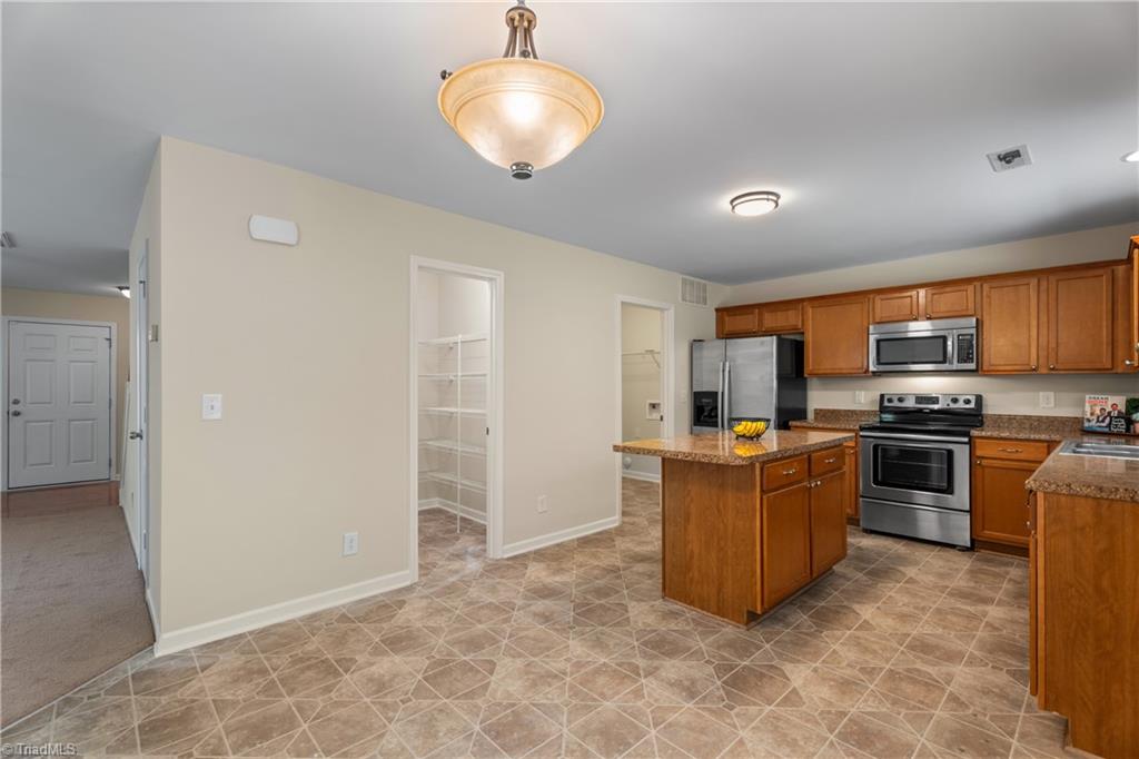 Greensboro, North Carolina 27405, United States, 3 Bedrooms Bedrooms, ,3 BathroomsBathrooms,Residential,Pending,180162