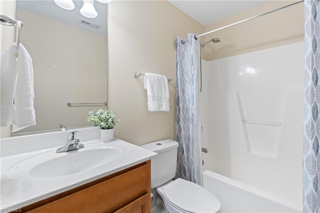 Greensboro, North Carolina 27405, United States, 3 Bedrooms Bedrooms, ,3 BathroomsBathrooms,Residential,Pending,180162