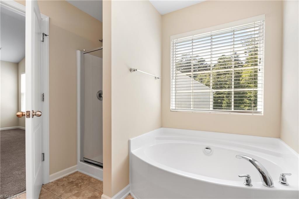 Greensboro, North Carolina 27405, United States, 3 Bedrooms Bedrooms, ,3 BathroomsBathrooms,Residential,Pending,180162