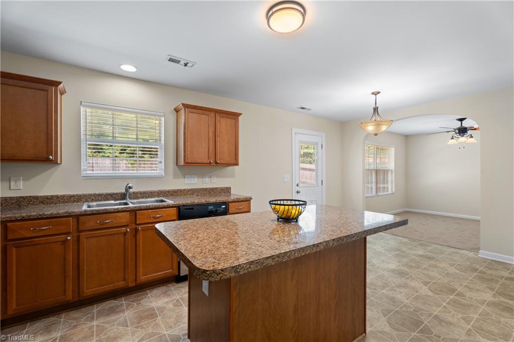 Greensboro, North Carolina 27405, United States, 3 Bedrooms Bedrooms, ,3 BathroomsBathrooms,Residential,Pending,180162