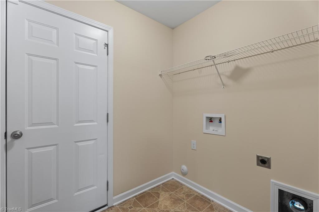 Greensboro, North Carolina 27405, United States, 3 Bedrooms Bedrooms, ,3 BathroomsBathrooms,Residential,Pending,180162