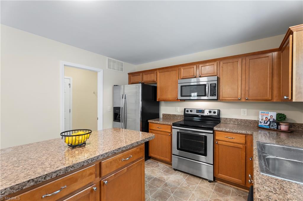 Greensboro, North Carolina 27405, United States, 3 Bedrooms Bedrooms, ,3 BathroomsBathrooms,Residential,Pending,180162