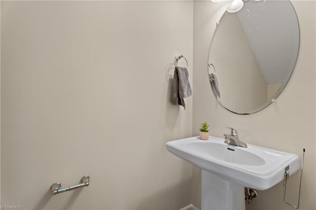 Greensboro, North Carolina 27405, United States, 3 Bedrooms Bedrooms, ,3 BathroomsBathrooms,Residential,Pending,180162