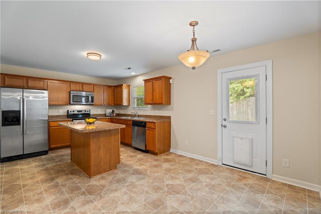 Greensboro, North Carolina 27405, United States, 3 Bedrooms Bedrooms, ,3 BathroomsBathrooms,Residential,Pending,180162