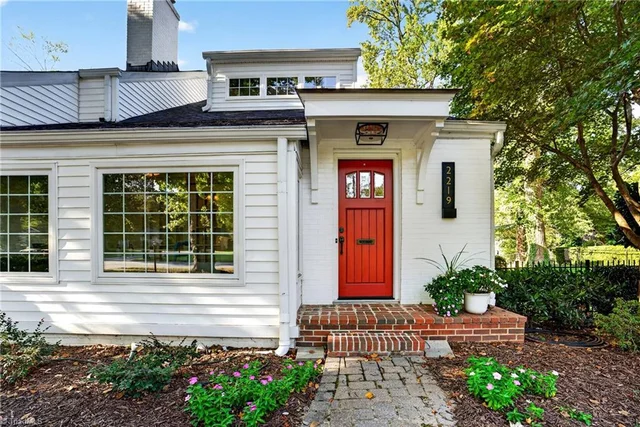 2219 W Friendly Avenue, photo 4 of 50