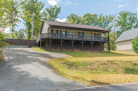 Photo of 133 Lake Drive 9 Dr, Lexington, NC 27292 (MLS # 1199146)