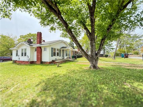 Homes For Sale - 212 E Moore Avenue<br/> High Point, NC 27263