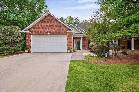 Townhouse For Sale - 2071 Salisbury Square<br/> Winston-Salem, NC 27127