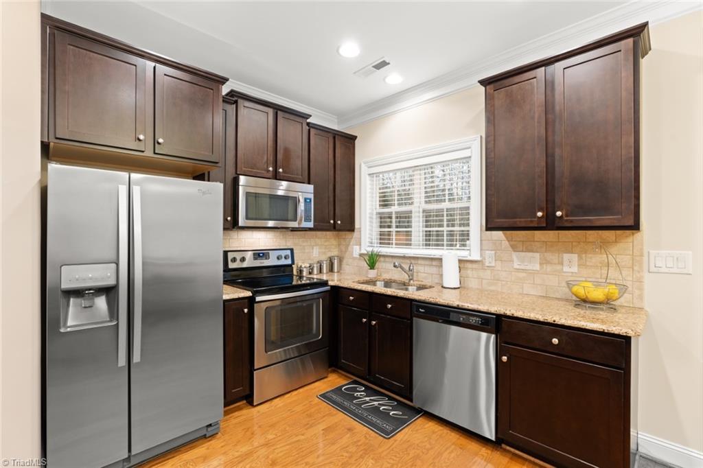 Winston-Salem, North Carolina 27103, United States, 2 Bedrooms Bedrooms, ,3 BathroomsBathrooms,Residential,Pending,9326