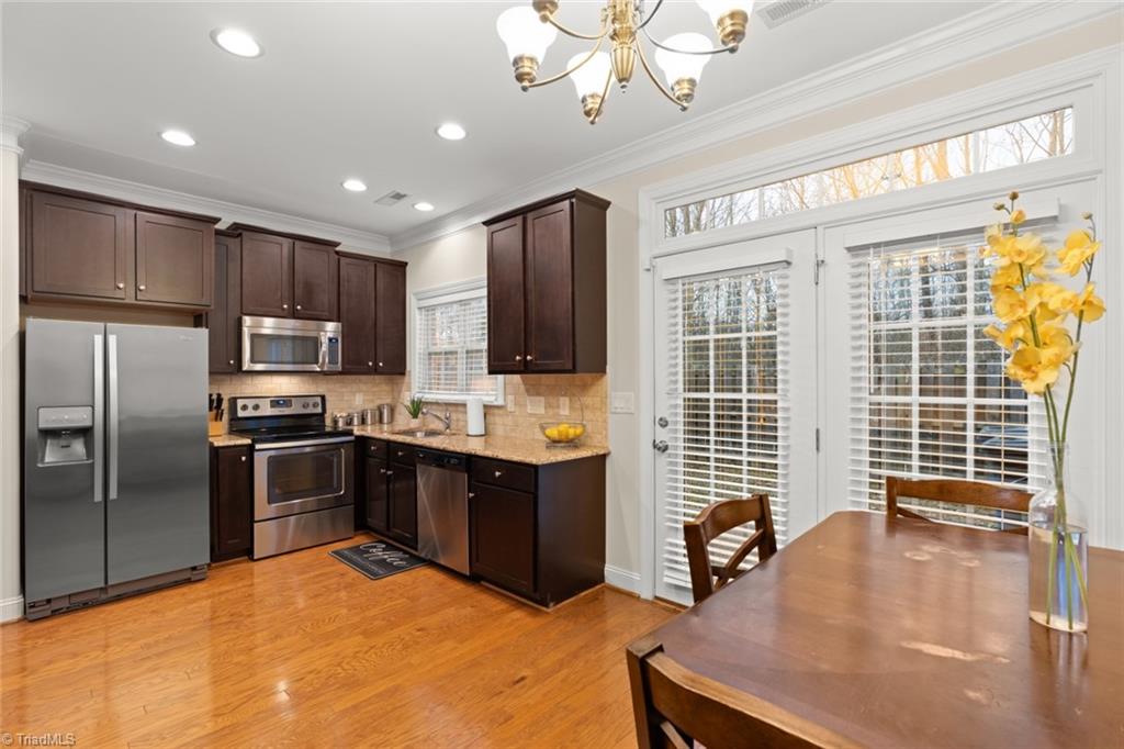 Winston-Salem, North Carolina 27103, United States, 2 Bedrooms Bedrooms, ,3 BathroomsBathrooms,Residential,Pending,9326