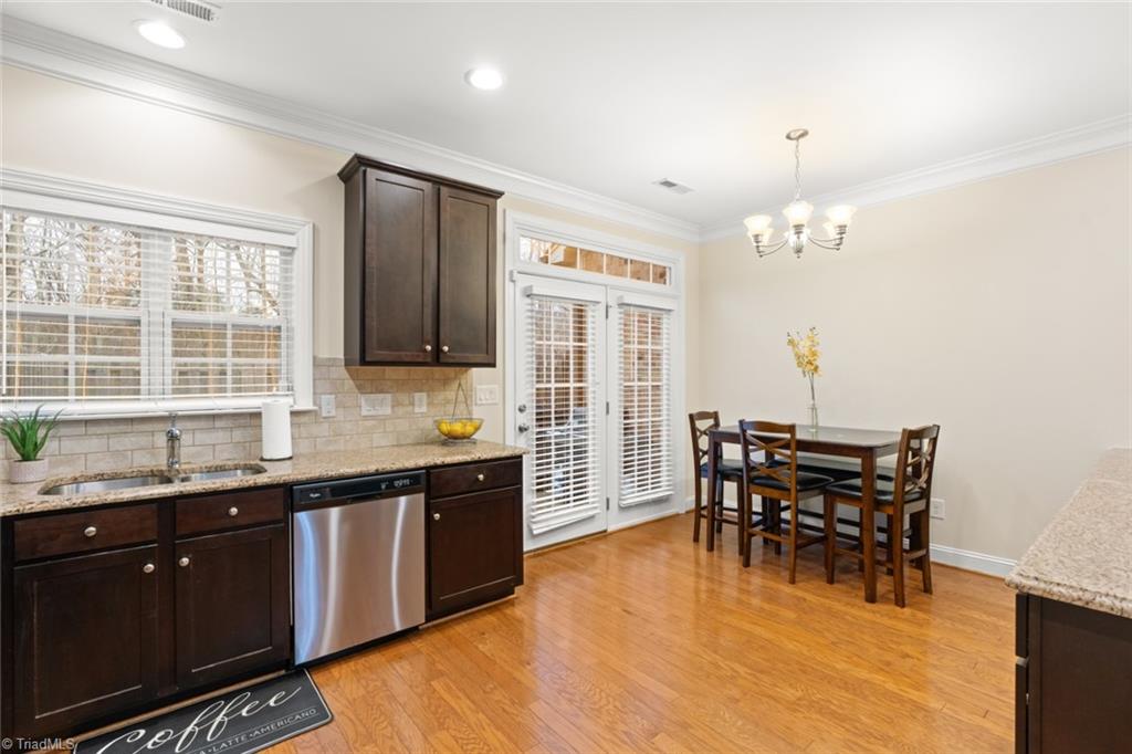 Winston-Salem, North Carolina 27103, United States, 2 Bedrooms Bedrooms, ,3 BathroomsBathrooms,Residential,Pending,9326