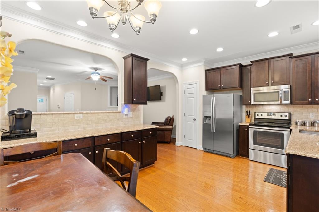 Winston-Salem, North Carolina 27103, United States, 2 Bedrooms Bedrooms, ,3 BathroomsBathrooms,Residential,Pending,9326