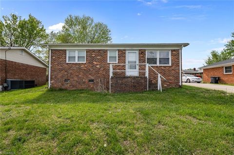 Homes For Sale - 1006 Beaumont Avenue<br/> Greensboro, NC 27401