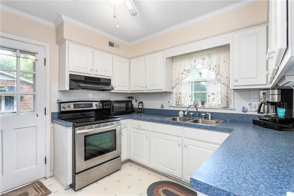 Photo of 1609 Regency Drive, Burlington, NC 27215 (MLS # 1236805)