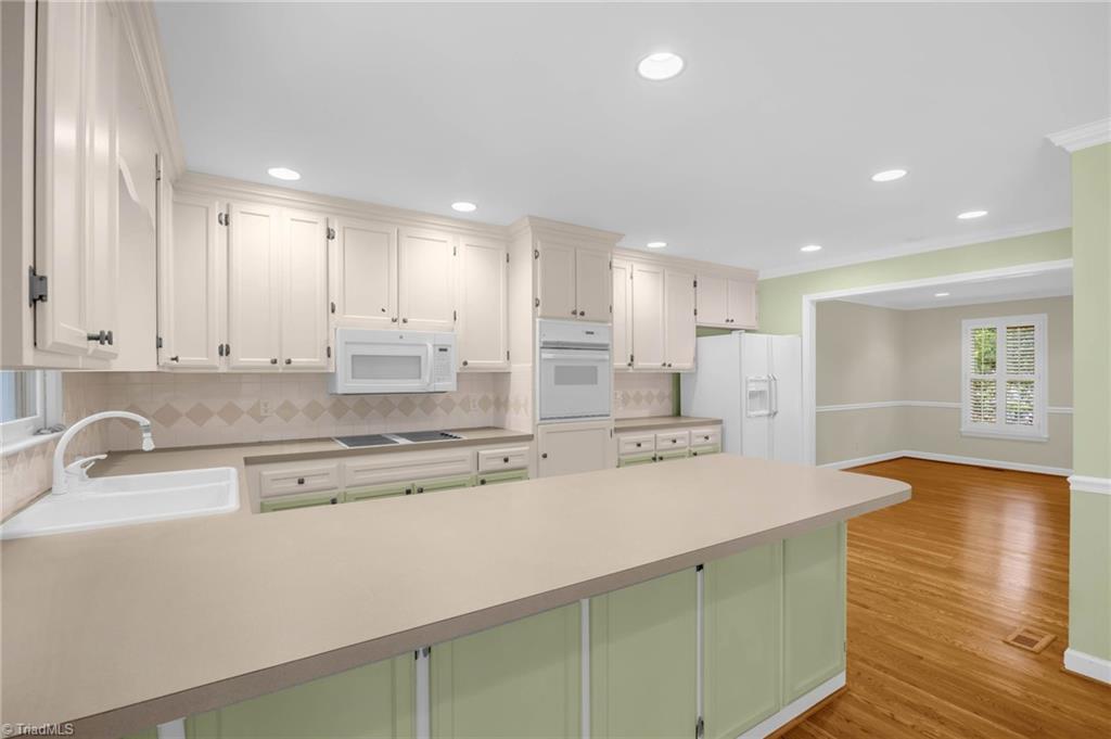 Greensboro, North Carolina 27410, United States, 4 Bedrooms Bedrooms, ,3 BathroomsBathrooms,Residential,Pending,193944