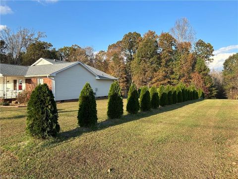 A home in Clemmons