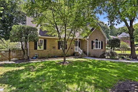Homes For Sale - 5009 Meadow Hill Court<br/> Winston-Salem, NC 27106