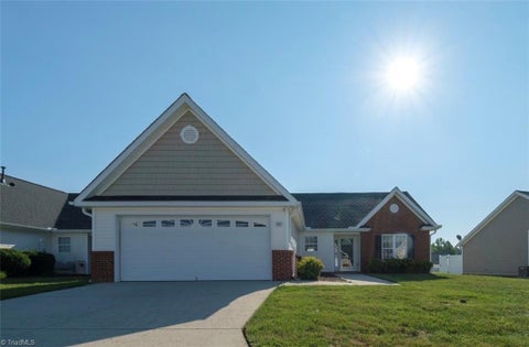 Townhouse For Sale - 303 Locksley Court<br/> Thomasville, NC 27360