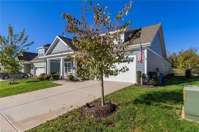 420 Waterton Way, photo 4 of 37