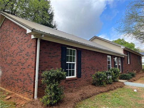 Multifamily For Sale - 403 Farmer Avenue<br/> Lexington, NC 27292