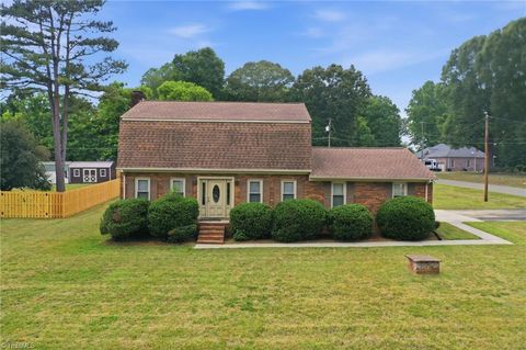 Homes For Sale - 1003 Camelot Lane<br/> Graham, NC 27253