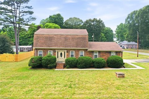 Homes For Sale - 1003 Camelot Lane<br/> Alamance County, Graham, NC 27253
