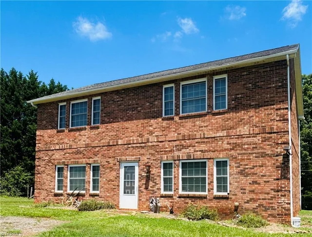 2062 Pell Road, photo 2 of 24
