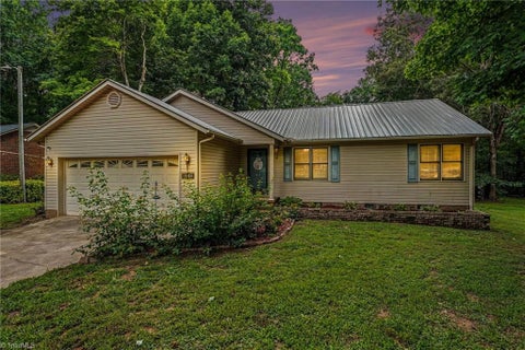 Homes For Sale - 1848 Woodglo Drive<br/> Asheboro, NC 27205