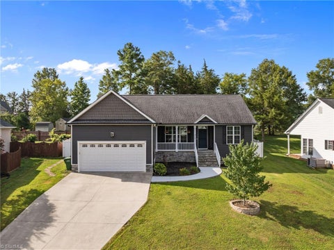 Photo for 415 Old Farm Road