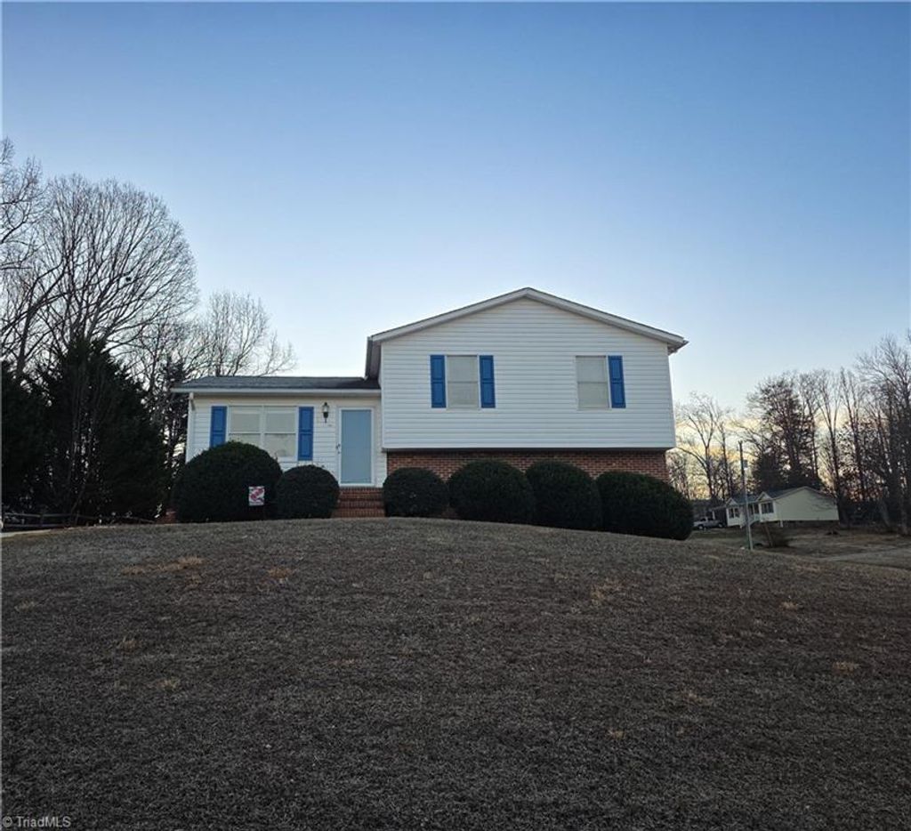 Photo of 112 Oak Ridge Place, Mount Airy, NC 27030 (MLS # 1207250)