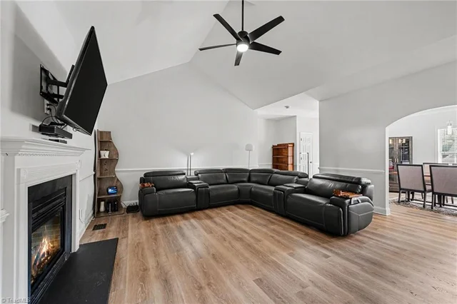 1207 Dogwood Lane, photo 4 of 28
