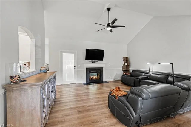 1207 Dogwood Lane, photo 3 of 28