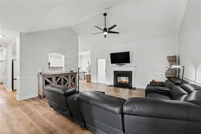1207 Dogwood Lane, photo 2 of 28