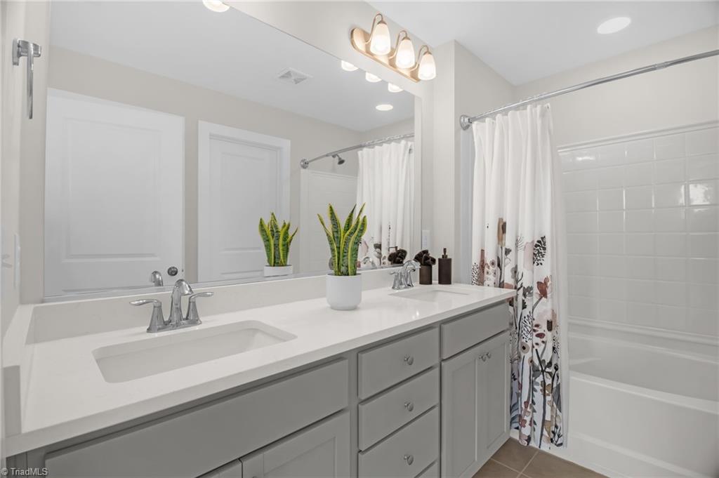 Kernersville, North Carolina 27284, United States, 2 Bedrooms Bedrooms, ,3 BathroomsBathrooms,Residential,Active,215294