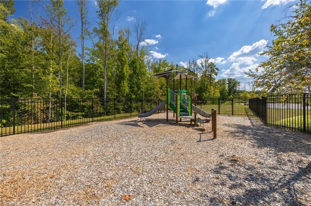 Kernersville, North Carolina 27284, United States, 2 Bedrooms Bedrooms, ,3 BathroomsBathrooms,Residential,Active,215294