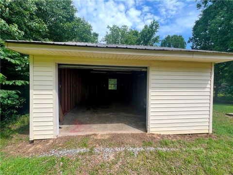 Single Family Residence in Stokesdale NC 2745 Gideon Grove Church Road 41.jpg