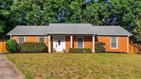 Homes For Sale - 1928 Middlewood Court<br/> High Point, NC 27265