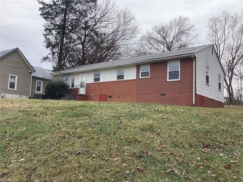 Homes For Sale - 323 Coltrane Avenue<br/> High Point, NC 27260