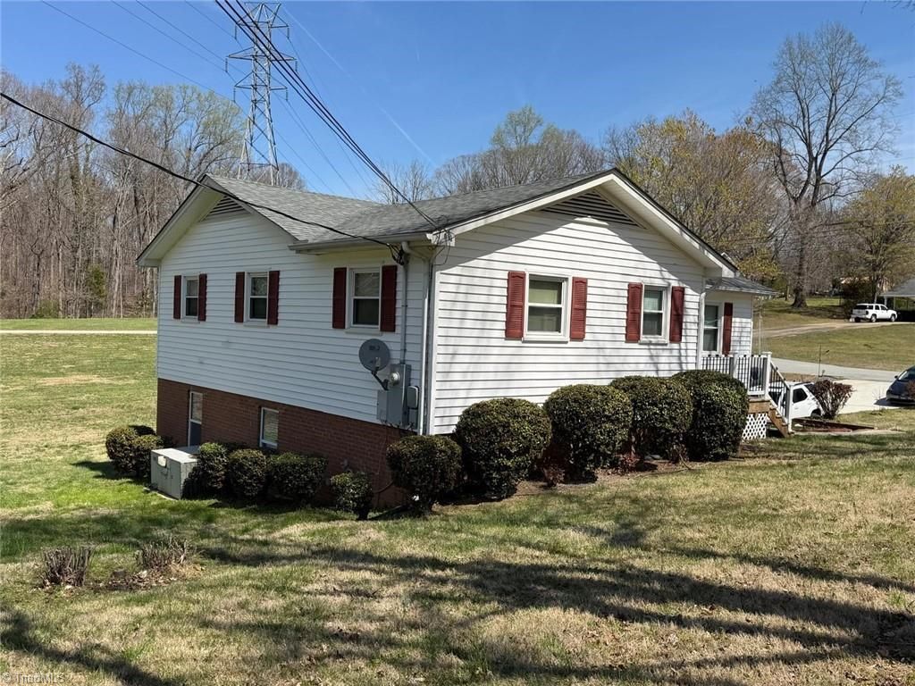 Photo of 307 Brookview Circle, Jamestown, NC 27282 (MLS # 1213064)