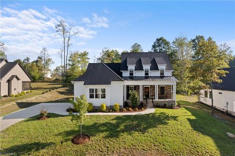 Homes For Sale - 7608 Monty Drive<br/> Kernersville, NC 27284