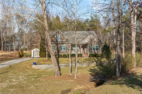 Homes For Sale - 1550 Pike Place Court<br/> Forsyth County, Kernersville, NC 27284